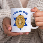 Mug Lion de Juda Étoile de David. Je suis avec Israël<br><div class="desc">Cette tasse stupéfiante est le cadeau parfait pour quelqu'un qui veut montrer son soutien à Israël ! Un numériquement Lion de Juda peint est le point focal, sur l'Étoile de David dans l'arrière - plan. La typographie moderne dit : "Je me tiens avec Israël" en bleu, et le même dessin...</div>