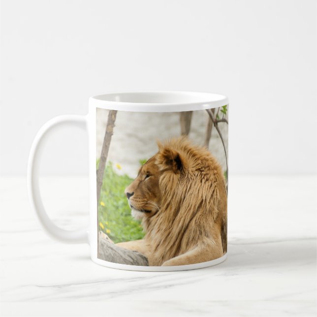 Mug Lion mâle reposant dans l'herbe (Gauche)