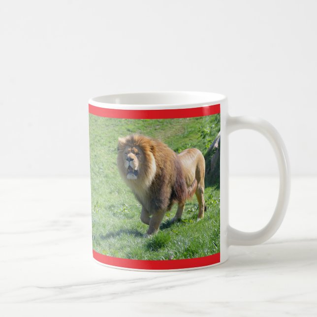 Mug Lion marchant sur l'herbe (Droite)