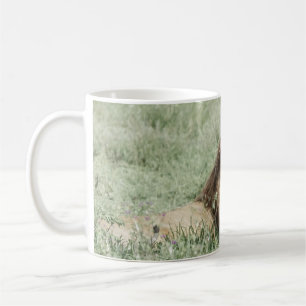 MUG LION MENANT SUR LA GRASSE VERTE PENDANT LA JOURNÉ