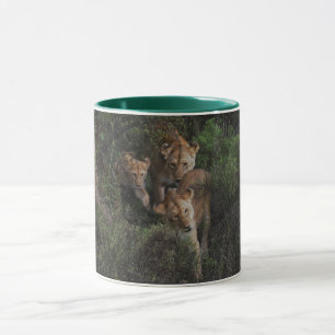 Mug Lionnes et un lionceau passant à travers les buiss