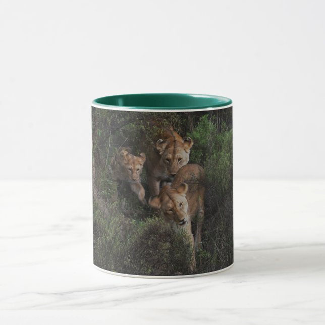Mug Lionnes et un lionceau passant à travers les buiss (Centre)