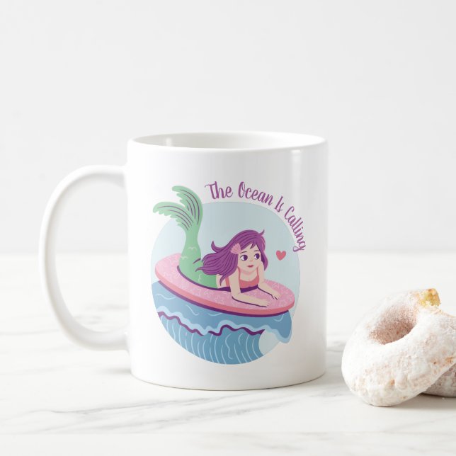 Mug L'océan appelle la sirène faisant du surf sur une  (Avec donut)
