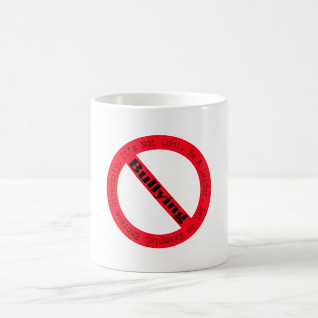 Mug Logo de lutte contre l'intimidation par Shirley Ta (Centre)