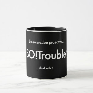 Mug Logo et slogan de SO!Trouble sur fond noir