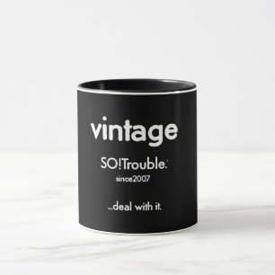 Mug logo vintage SO!Trouble et ligne de tag sur fond n