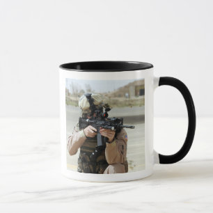 Mug L'US Air Force Airman assure la sécurité