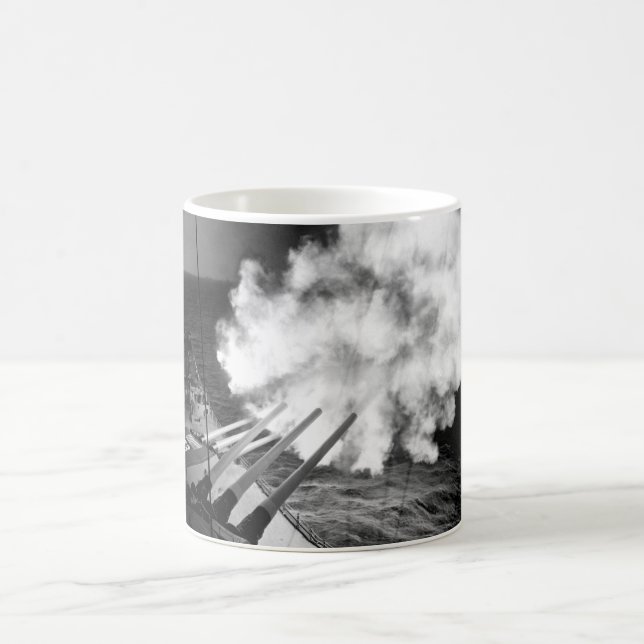 Mug L'USS Missouri met le feu à l'image shell_War de (Centre)