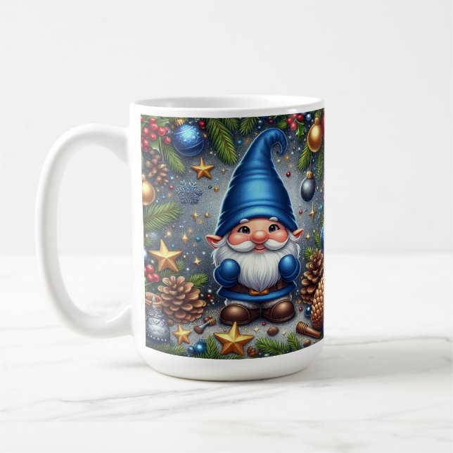 Mug Lutin de Noël entouré de décorations de fête (Gauche)