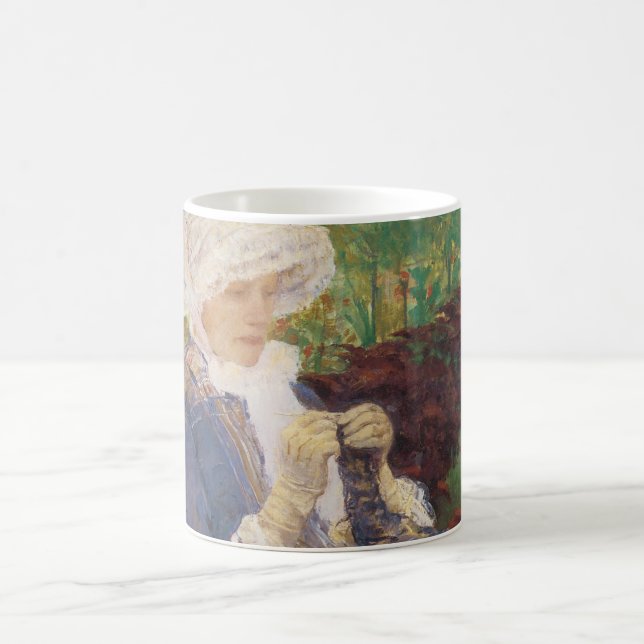 Mug Lydia faisant du crochet dans le jardin à Marly, M (Centre)