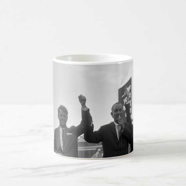 Mug Lyndon Johnson avec Robert Kennedy (Centre)