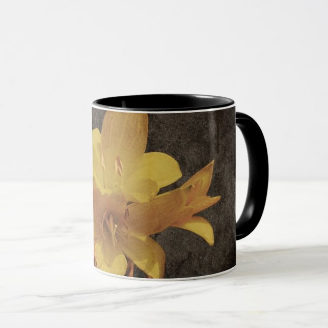 Mug Lys Asiatique jaune sur toile grungé (Devant droit)
