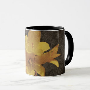 Mug Lys asiatique jaune sur une vieille toile grunge