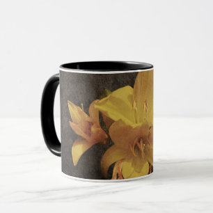 Mug Lys asiatique jaune sur vieux fond de toile grunge