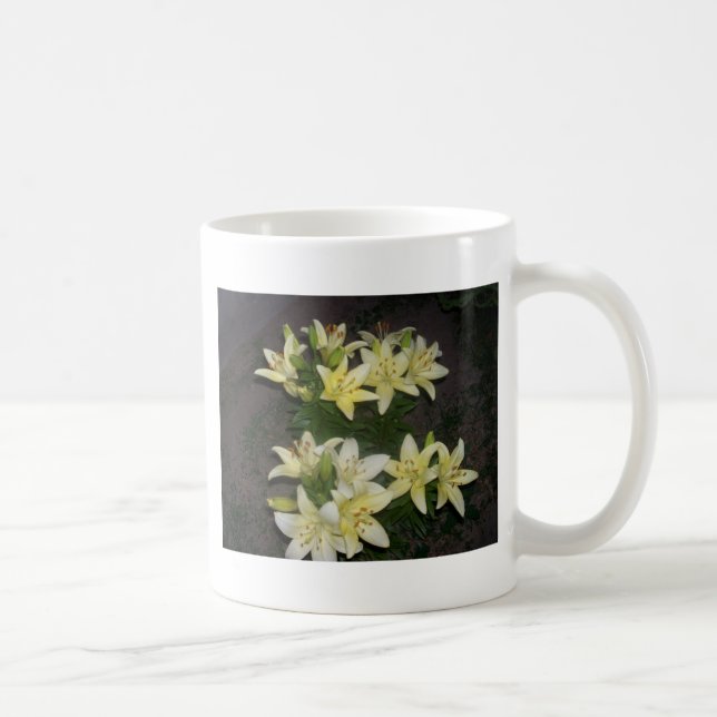 Mug Lys blancs crémeux sur Arrière - plan noir (Droite)