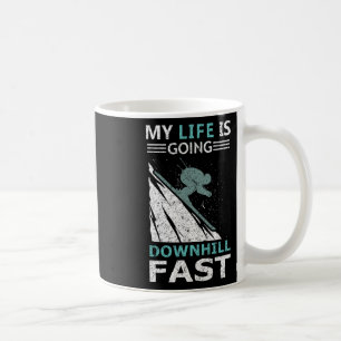 Mug Ma vie est en train de dévaler des pentes de ski r