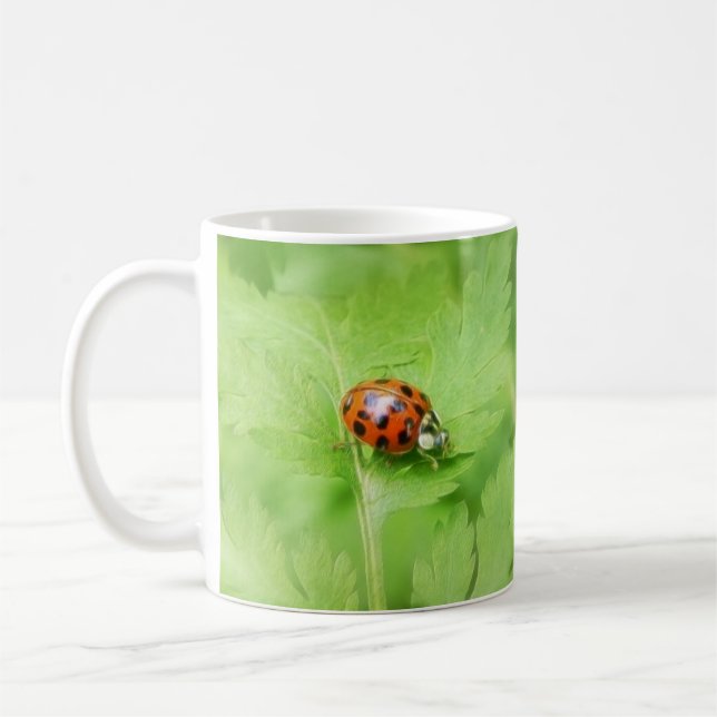 Mug Madame Bug sur la feuille de Feverfew (Gauche)