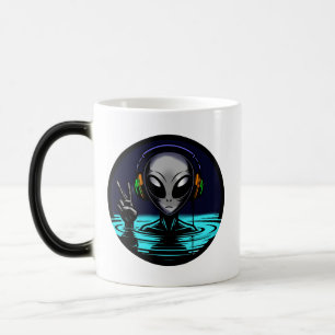 Mug Magic Alien dans l'eau avec casque donnant signe de paix