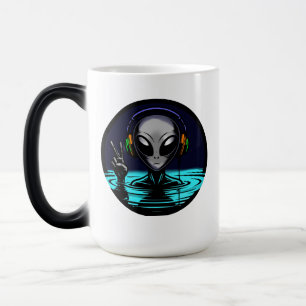 Mug Magic Alien dans l'eau avec casque donnant signe de paix