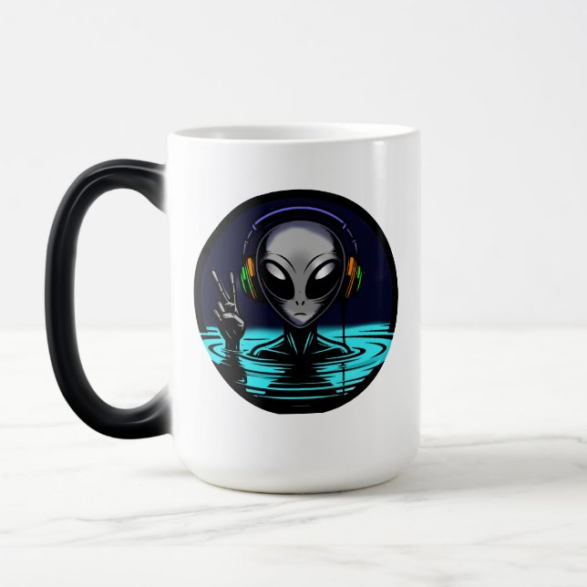 Mug Magic Alien dans l'eau avec casque donnant signe de paix (Gauche)