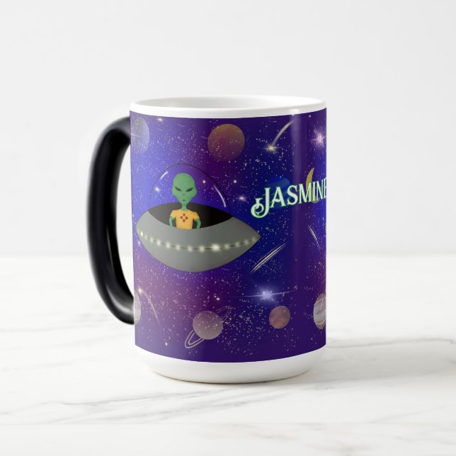 Mug Magic Alien dans un vaisseau spatial portant un t-shirt  (Devant gauche)