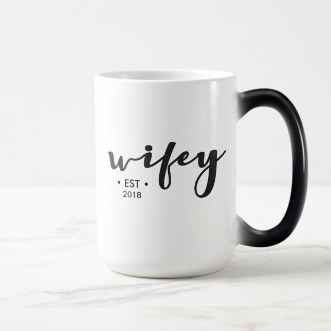 Mug Magic Année d'établissement Personnalisé Wifey script mo (Droite)
