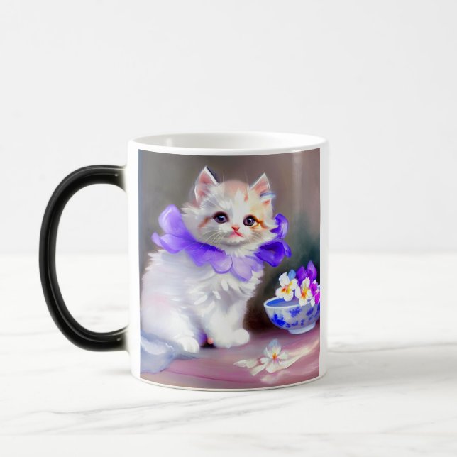 Mug Magic Chat blanc avec collier de fleurs violettes (Gauche)