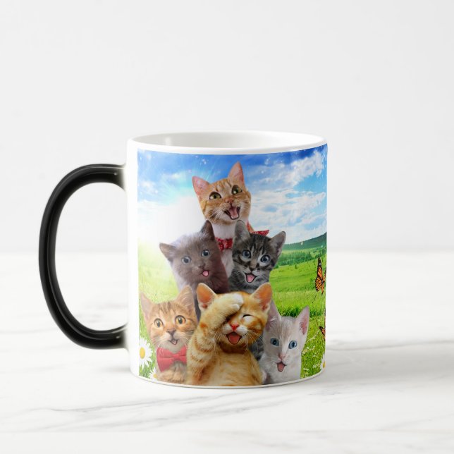 Mug Magic Chatons amusants dans le champ vert. (Gauche)
