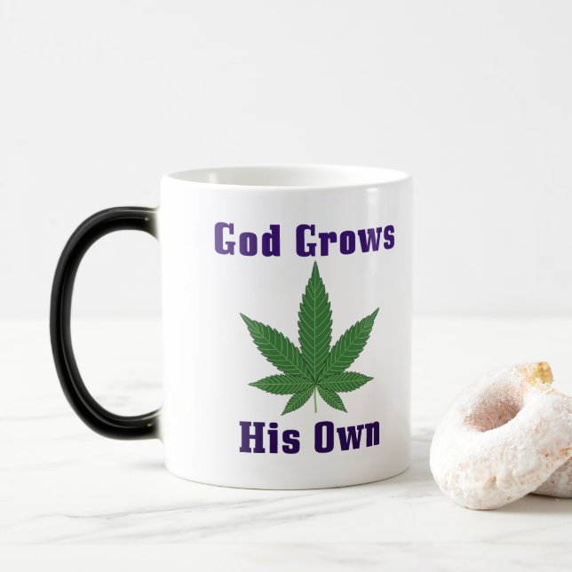 Mug Magic Dieu cultive sa propre mauvaise herbe drôle (Avec donut)