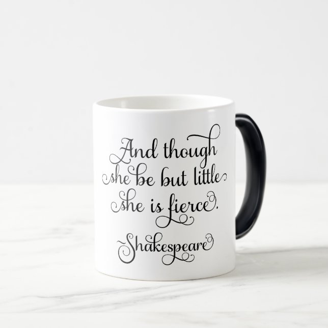 Mug Magic Elle peut être peu, mais elle est féroce. (Devant droit)