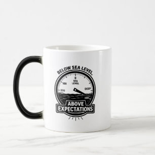 Mug Magic Équipage de sous-marin au-dessus des attentes Fier