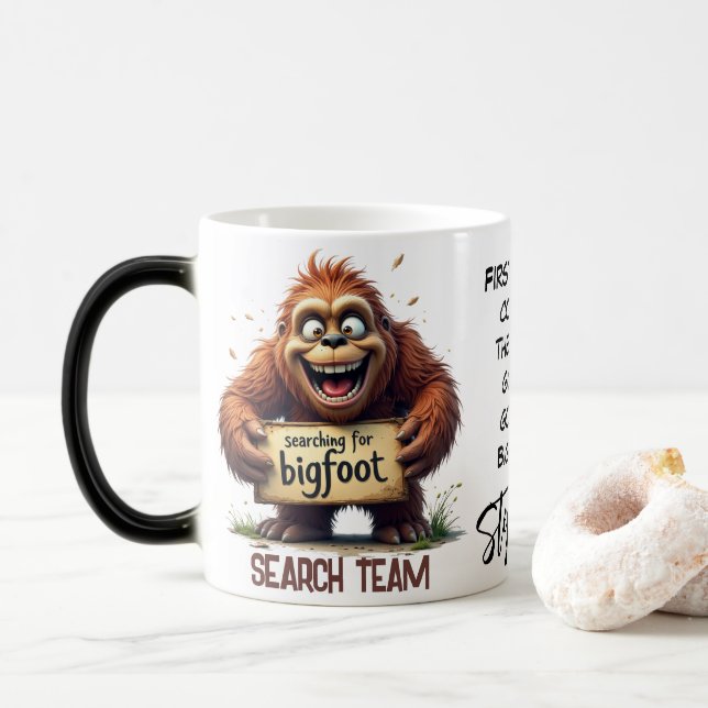 Mug Magic Équipe de recherche de Bigfoot Sasquatch heureux (Avec donut)