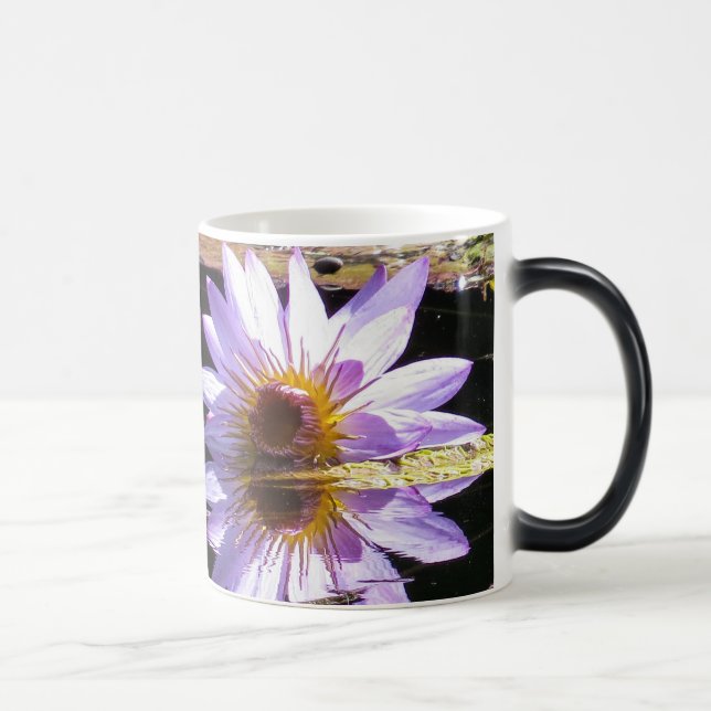 Mug Magic Fleur pourpre de nénuphar dans la fleur (Droite)
