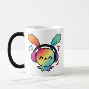 Mug Magic Happy Bunny avec écouteurs écoutant de la musique.