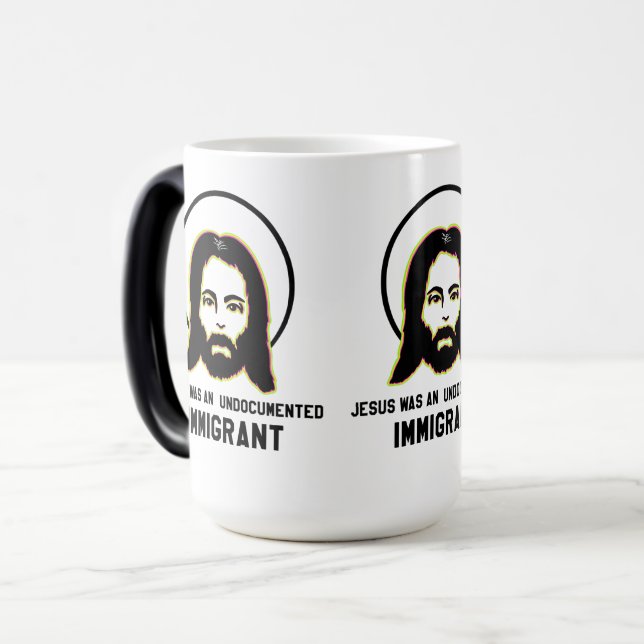 Mug Magic Jésus Était Un Immigrant Sans Papier, Une Trippée  (Devant gauche)