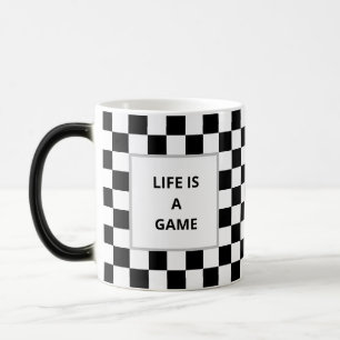Mug Magic La vie est un jeu Texte sur échiquier noir et blan