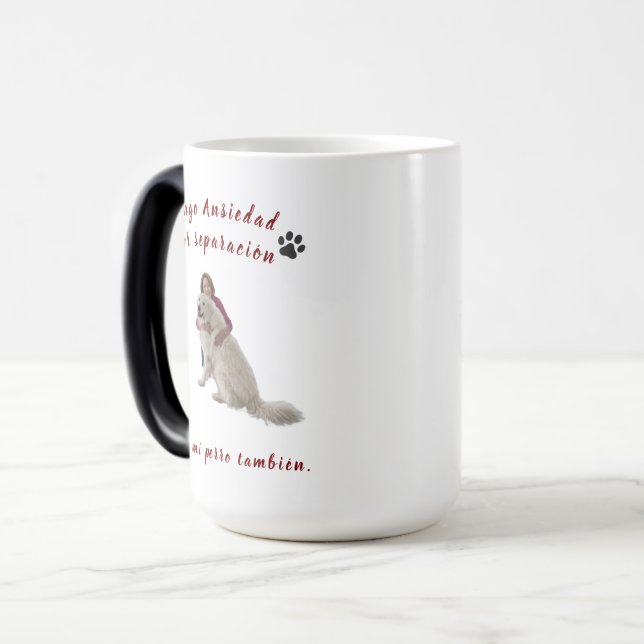 Mug Magic “No es drama… es que te amo” 🐶💛  (Devant gauche)