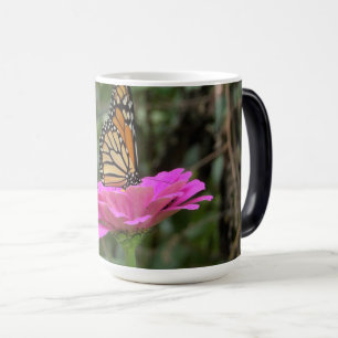Mug Magic Papillon Monarque sur une jolie fleur rose Zinnia
