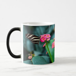 Mug Magic Papillon sur photographie de fleur rose