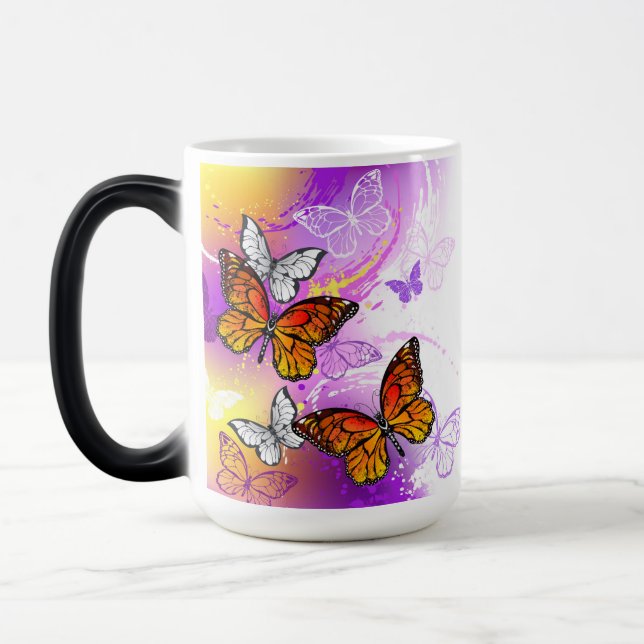 Mug Magic Papillons Monarque sur Arrière - plan pourpre (Gauche)