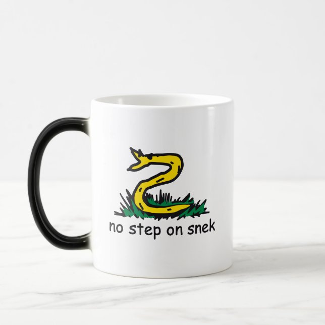 Mug Magic Pas de pas sur les mèmes de snek parodie de Gadsde (Gauche)