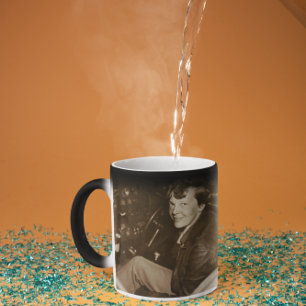 Mug Magic Photo candide d'Amelia Earhart dans le cockpit d'u