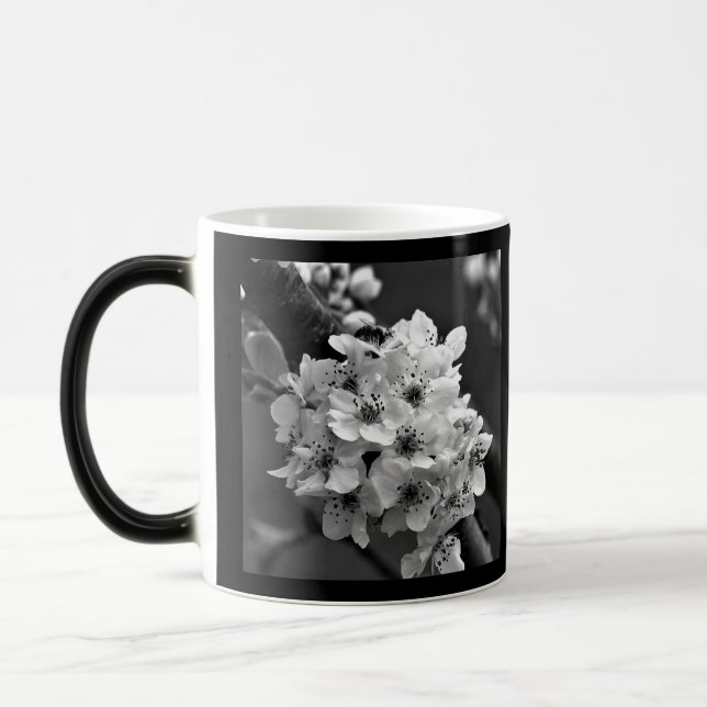 Mug Magic Photo de petites fleurs blanches en N&B (Gauche)