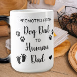 Mug Magic Promu Chien Papa À Homme Papa Grossesse Révélation<br><div class="desc">Promu de Papa Chien à Papa Humain! Surprenez votre père chien de votre grossesse avec cette super mignonne tasse magique faire-part de grossesse chien. Personnalisez avec le nom de famille du bébé et votre mois/date 20xx. Ce bébé de grossesse de chien révèle une tasse sera un favori. DROIT D'AUTEUR ©...</div>