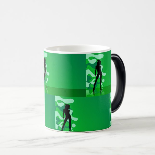 Mug Magic Silhouette verte rétro d'une femme qui danse (Devant droit)