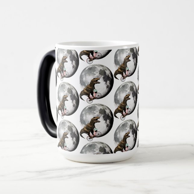 Mug Magic T-Rex à bicyclette avec des roses encerclant la lu (Devant gauche)