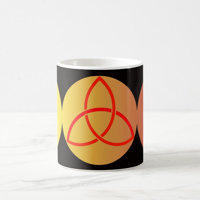 Mug Magic Triple lune avec Triquetra sur arrière - plan noir (Centre)