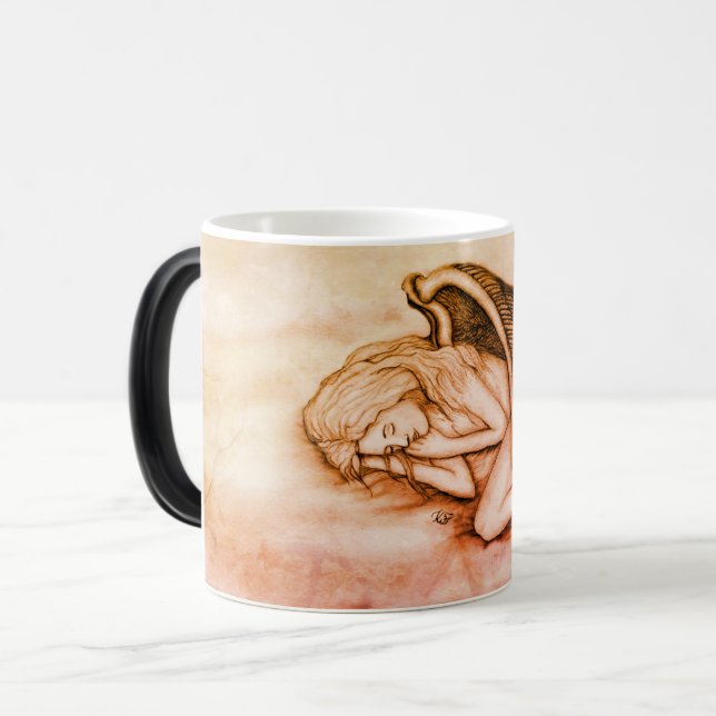 Mug Magic Un Ange endormi sur les nuages des cieux (Devant gauche)