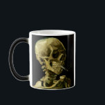 Mug Magic Van Gogh Fumer du squelette<br><div class="desc">Mug magique avec peinture à l’huile de Vincent van Gogh Crâne d’un squelette avec cigarette brûlante (1885-86). Un grand cadeau pour les amateurs de post-impressionnisme et d'art hollandais !</div>