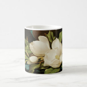 Mug Magnolias géant sur un tissu de velours bleu par M